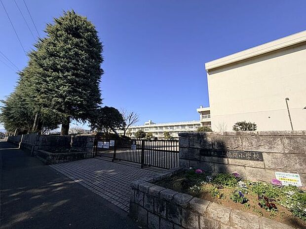 上鶴間小学校上鶴間小学校は「元気・考える・やさしい・頑張る子」の育成を目指す学校です。心身の健康・創造的な思考・豊かな心・やり抜く力を大切に、仲間とともに挑戦できる子どもを育てています。(公式HP…