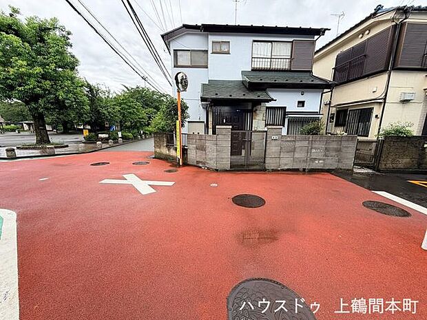 前面道路も見渡しやすく、小さなお子様のいるご家庭にも安心感のある住環境。