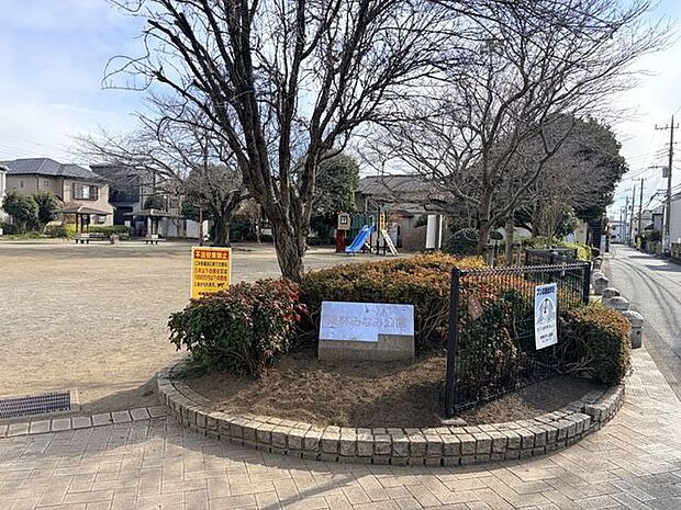 東林みなみ公園東林間南エリアに位置する静かな公園で、周辺の穏やかな住環境とよく調和しています。日々の散歩やお子様の外遊びに気軽に利用できます。 70m