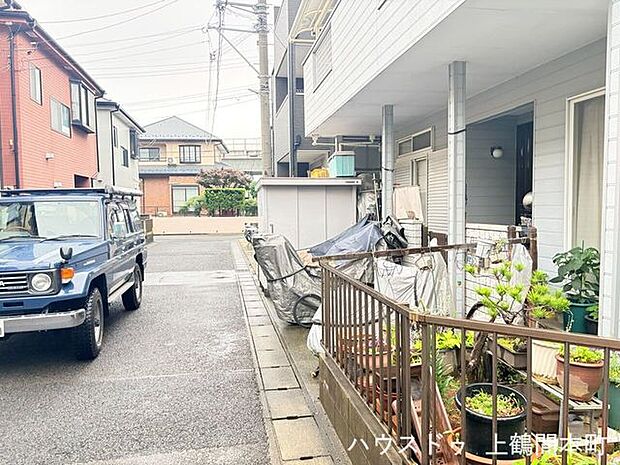 車のすれ違いも比較的スムーズな前面道路で、お車利用の多いご家庭にもおすすめ。
