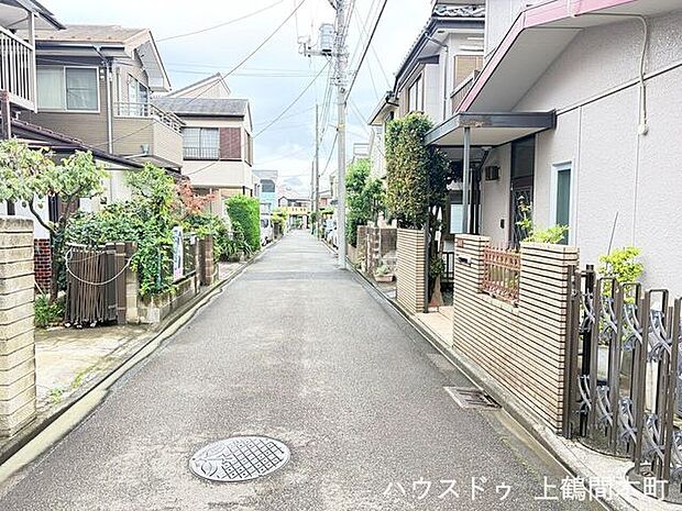 車通りが比較的落ち着いた前面道路で、穏やかな暮らしを演出。