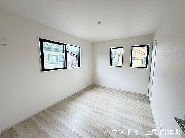 シンプルな間取りで家具配置のしやすい洋室。