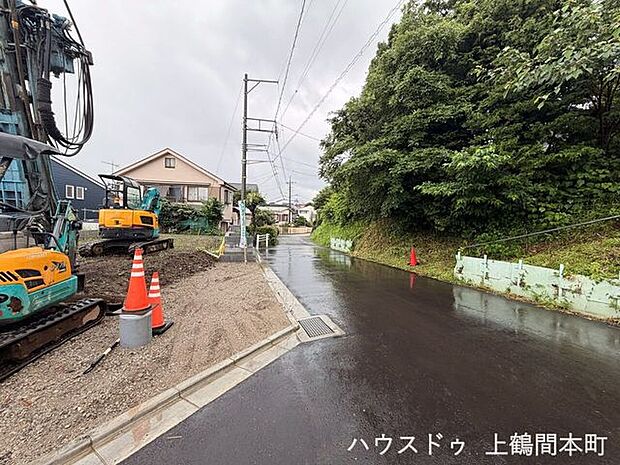 車通りが比較的落ち着いた前面道路で、穏やかな暮らしを演出。