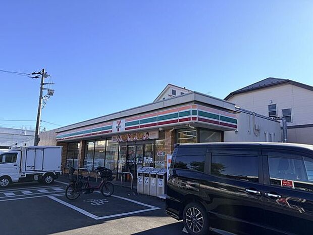 セブンイレブン　相模原上鶴間2丁目店24時間営業で、お弁当や飲み物、日用品まで揃う便利なコンビニです。ATMや各種サービスも利用でき、通勤・通学やお買い物の合間にも立ち寄りやすい地域密着のお店です…