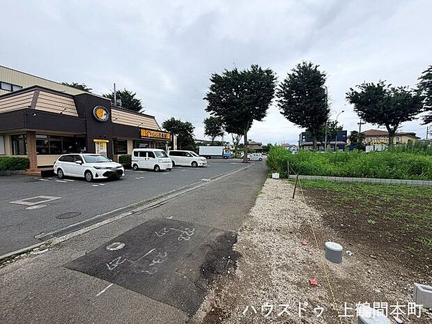 車通りが比較的落ち着いた前面道路で、穏やかな暮らしを演出。
