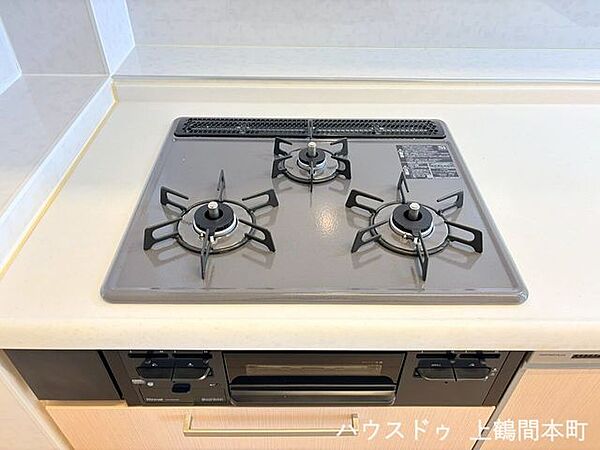 同時調理が可能な三口コンロで、毎日の料理がスムーズに進みます