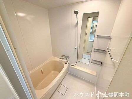一日の疲れを癒す、落ち着いた雰囲気のバスルームです