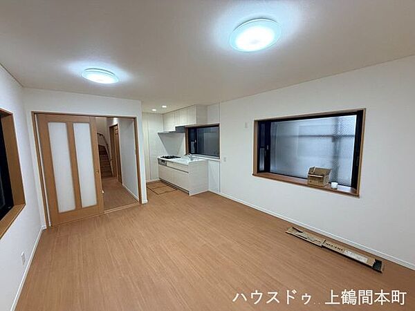 明るい陽射しが差し込む居心地の良い空間家具配置もしやすい使い勝手の良いリビング家族団らんの時間を大切にできる空間設計