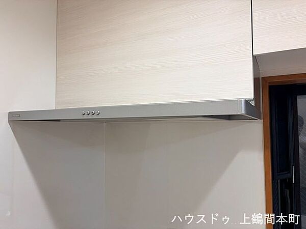 調理中の煙やにおいをしっかり排気する、機能的なレンジフードキッチン空間を快適に保つ、換気性能に優れた設備ですお料理中の油煙を効率よく吸い込む、実用性の高いレンジフード