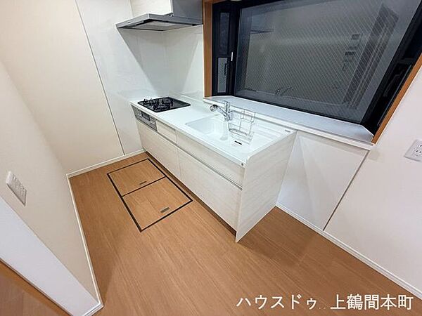 毎日の料理が楽しくなる、使い勝手とデザイン性を兼ね備えたキッチン。広めの作業スペースで、調理や片付けがスムーズに行える設計です。収納が充実しており、調理器具や食器もすっきり整理できます