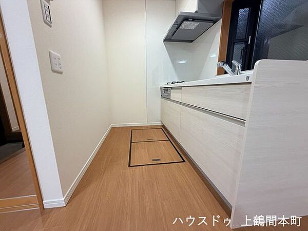シンプルで飽きのこないデザインで、長く愛用できるキッチン暮らしの中心として活躍する、快適性と実用性を兼ね備えた空間です。