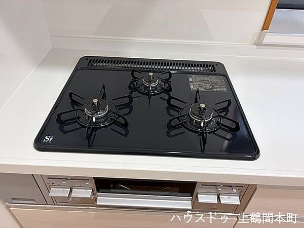 料理の幅が広がる、便利で頼れる三口コンロを完備煮る・焼く・炒めるを同時にこなせる、便利な三口コンロを採用忙しい毎日に嬉しい、時短調理をサポートするキッチン設備です
