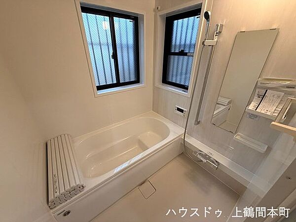 ご家族との憩いの場として、一日の疲れを癒す場として、綺麗で清潔感のある色味の浴室。一日の疲れを気持ちよく洗い流し、明日を気持ちよく迎えましょう♪