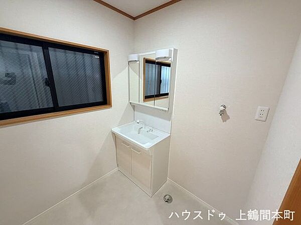 角度を変えることにより、前面だけでなく側面や後ろまでご確認いただけます♪こだわりのヘアースタイルや寝癖を隅々まで確認できるのは身だしなみを整えるためには欠かせませんね♪