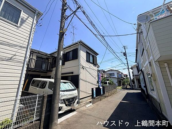 車通りが比較的落ち着いた前面道路で、穏やかな暮らしを演出。