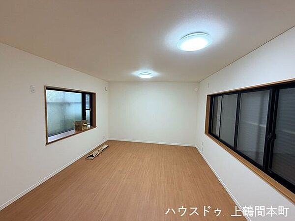 白壁×フローリングでインテリア映え。何もしない時間さえ、少し特別に感じられる空間。夜更かしすら心地よくなる、やさしい灯りの似合う部屋。ベッドを置いても圧迫感を感じにくい絶妙サイズ。