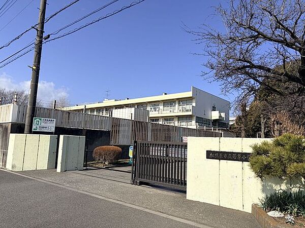 若草小学校学校教育目標 明るく 強く 根気よく ～ 自ら考え主体的に行動する若草の子 ～ (公式HPより) 370m