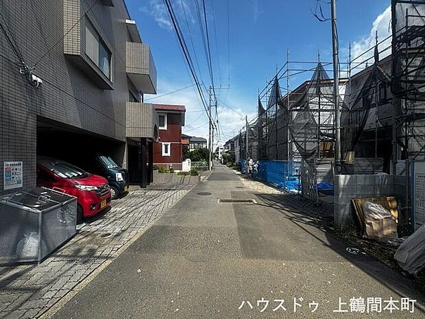 車通りが比較的落ち着いた前面道路で、穏やかな暮らしを演出。
