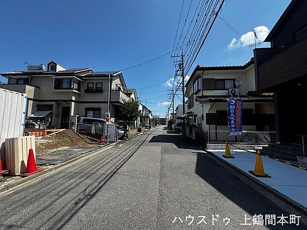 前面道路が広々として開放感のある住環境
