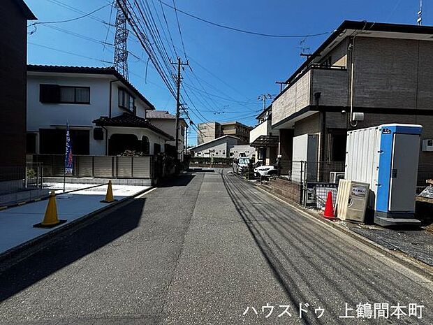 ゆとりある前面道路で毎日の運転も安心