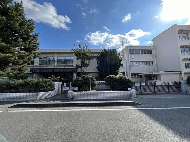 東林小学校東林小学校は、子どもたちが安全に明るく健やかに成長できる環境を大切にする学校です。規律ある学校生活の中で、いじめのない温かなコミュニティづくりを目指しています。(公式HPより) 390m