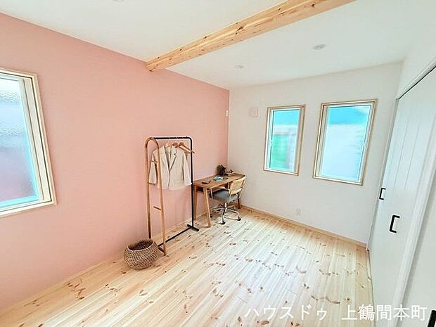 朝の光が、静かに今日を連れてくる洋室。