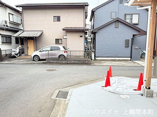 ゆとりある前面道路が、毎日の車庫入れをスムーズにしてくれます。
