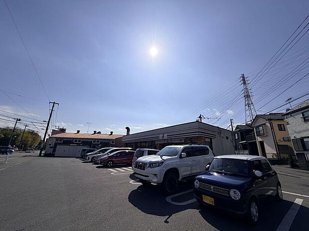 セブンイレブン　相模原磯部店相模原市南区の住宅地と田園が混在するエリアにあるコンビニ。駐車場もあり車で立ち寄りやすく、日用品・軽食・飲料・ATMなどが揃う。地域住民の生活や通勤・通学途中の利用に便…
