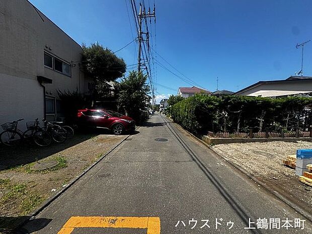 車のすれ違いも比較的スムーズな前面道路で、お車利用の多いご家庭にもおすすめ。