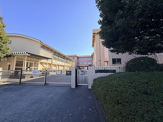 くぬぎ台小学校くぬぎ台小学校の教育目標は「主体性・創造性に富んだ人間性豊かな児童の育成」。自分の良さを発揮し、進んで学び、友だちを認め思いやる子どもを育てる、笑顔あふれる学校です。 790m