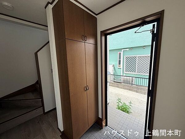 収納も備え、すっきりとした空間を保ちやすい玄関設計です