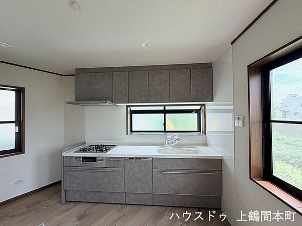 作業スペースがしっかり確保された、家事効率の良いキッチンです
