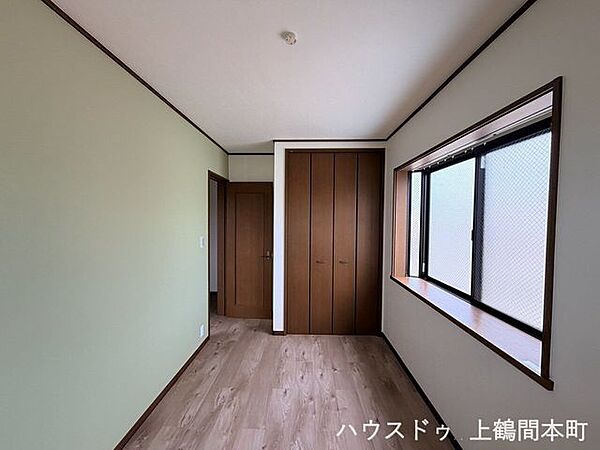 収納スペースも備え、お部屋をすっきり保ちやすい設計です