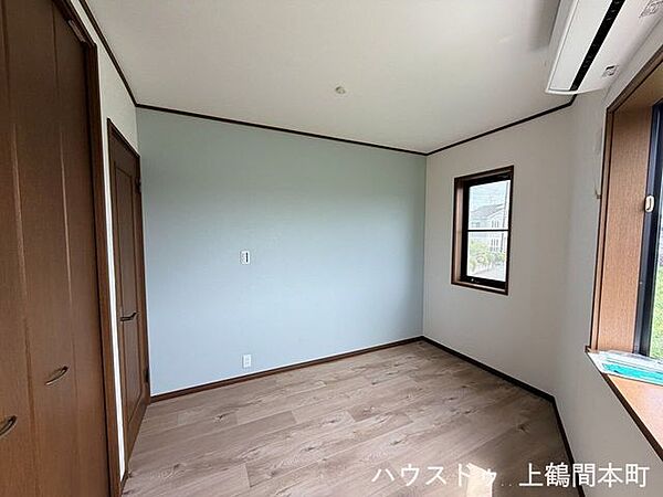 木目調フローリングが温かみを演出しています。