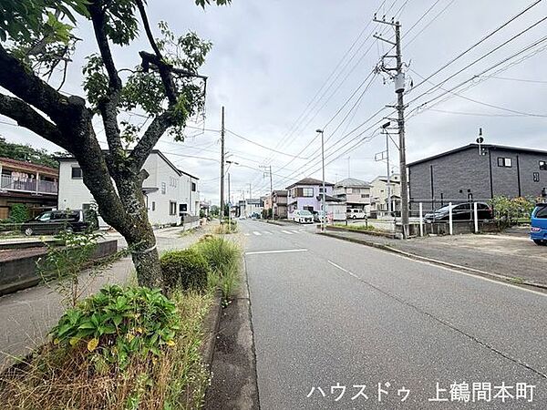 開放感ある街並みと前面道路が、住まい全体をより広く感じさせます。