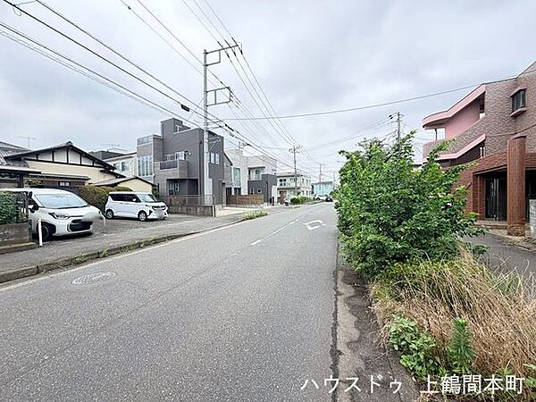 車通りが比較的落ち着いた前面道路で、穏やかな暮らしを演出。