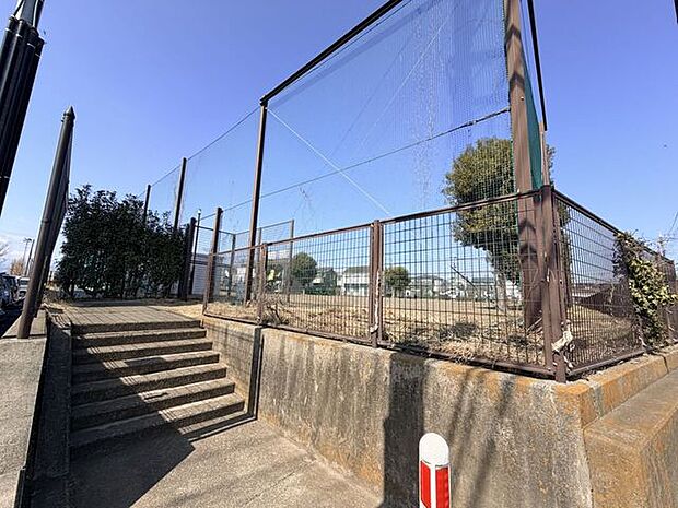新磯ふれあい広場広々とした新磯ふれあい広場がそば。公園というより「広場」の開放感は、子どもも大人も思い思いの時間を過ごせる、ちょっと特別な魅力があります。 1060m