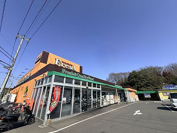 たからやフレサ 磯部店新鮮な青果・精肉・鮮魚をはじめ、毎日の食卓を彩る食品が豊富に揃う地域密着型スーパー。お買い得な商品も多く、家計にやさしく便利に利用できるお店です。 1130m