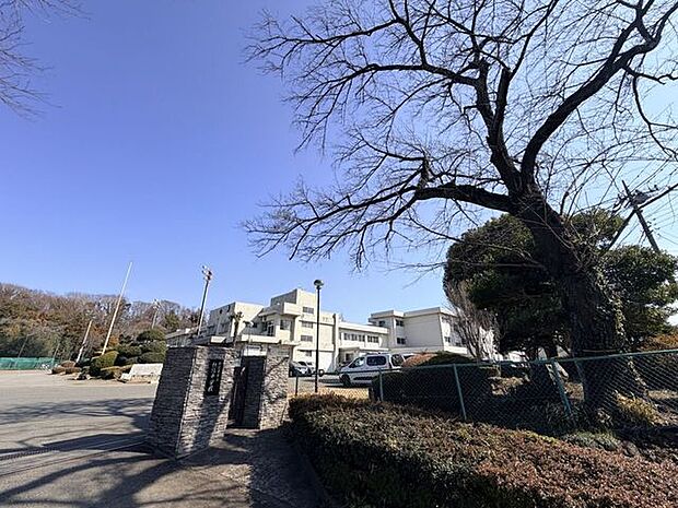 相陽中学校相陽中学校は「心ゆたかで主体的に行動できる生徒の育成」を目標に掲げる学校です。意欲・判断・表現・共生の四つを大切に、歌声活動や盛んな部活動を通じて豊かな学校生活を育んでいます。(公式HP…