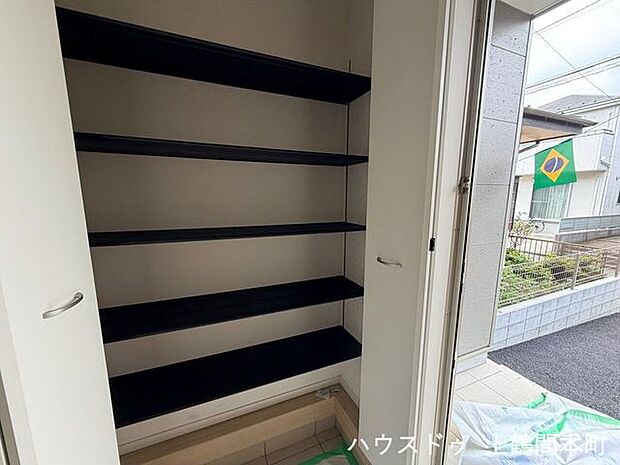 ご家族分の靴をすっきり収納できる、使い勝手の良い下駄箱