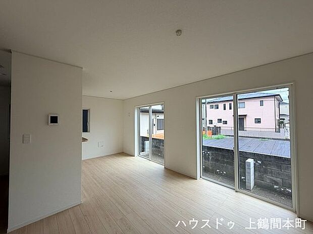 家族が自然と集まる心地よいリビング空間
