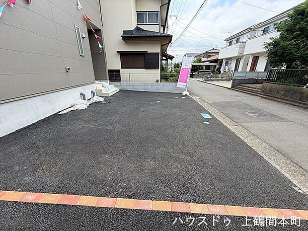 駐車スペース付きで、お買い物帰りの荷物運びもスムーズです。