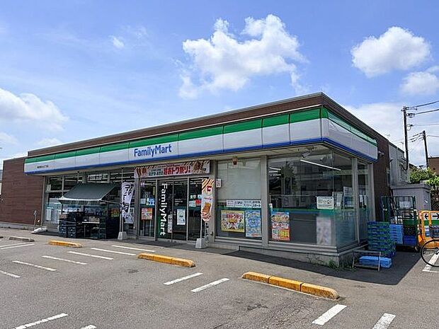 ファミリーマート 相模原陽光台五丁目店24時間営業で日々の買い物に便利なコンビニです。駐車場やATM、マルチコピー機、Wi-Fiなどのサービスが充実し、通勤・通学時や急なお買い物にも気軽に利用でき…