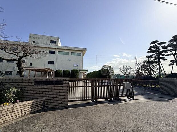 緑が丘中学校緑が丘中学校の教育目標は「自ら学び、考え、行動し、心豊かに生きる緑中生」の育成。剛健・自主・郷土愛を校訓に、挑戦する力・広い視野・思いやりをもつ生徒を地域とともに育てています。(公式H…