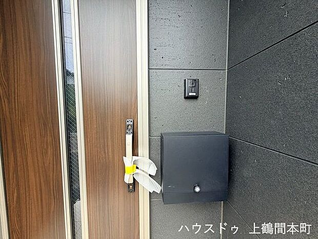 外からの光を取り込み、明るい印象を与える玄関空間
