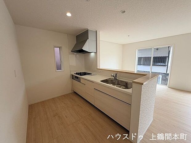 シンプルで飽きのこないデザインで、長く愛用できるキッチン