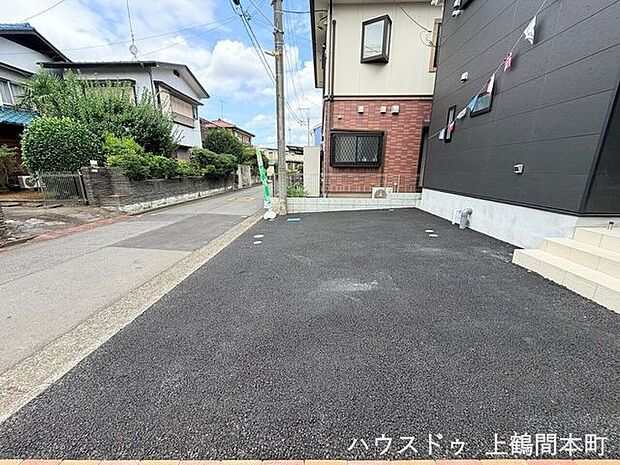 大切なお車をゆったり駐車できる、実用性の高いカースペース。
