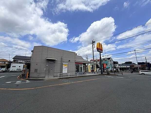 マクドナルド 相模原陽光台店ハンバーガーやサイドメニューを気軽に楽しめる人気のファストフード店です。ドライブスルーや駐車場も完備され、朝食やランチ、家族でのお出かけにも便利。地域の暮らしに身近なお…