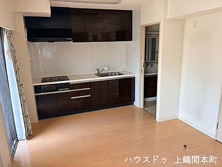 シンプルで飽きのこないデザインで、長く愛用できるキッチン