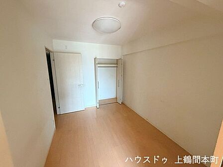 窓から差し込む光が、未来をやさしく照らしてくれる。